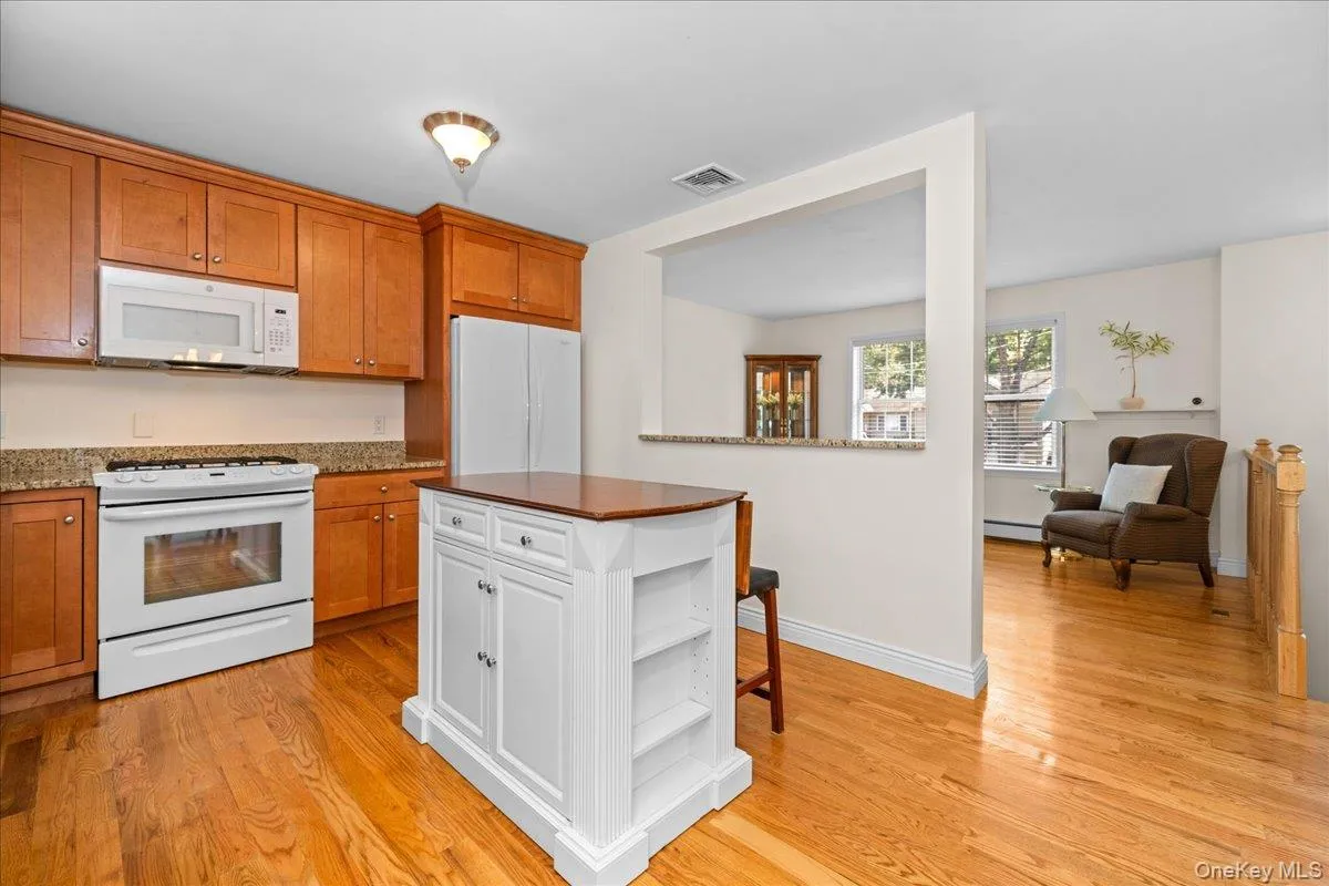 Note the island and the granite counter breakfast bar. This is looking toward the living room. Note the island and the granite counter breakfast bar. This is looking toward the living room.