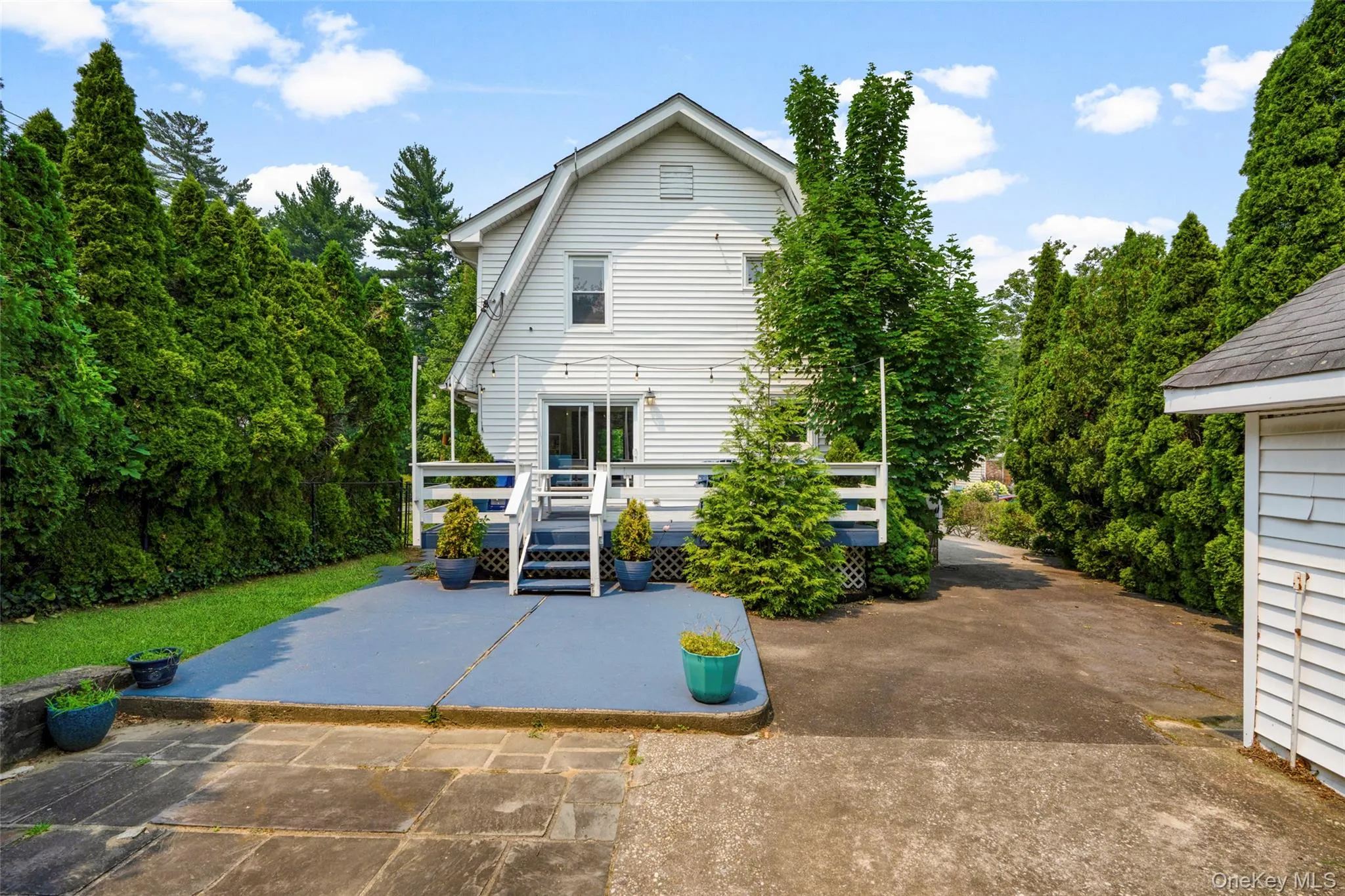 Large backyard great for entertaining. Large backyard great for entertaining.