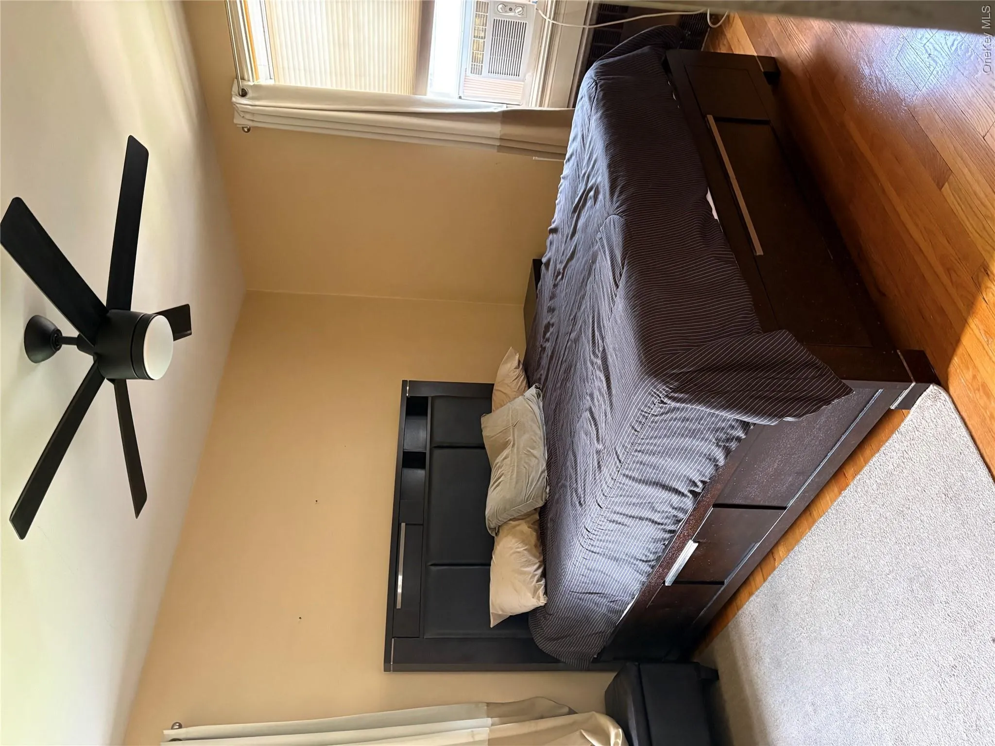 This is a Queen Size Bed Can fit a King Size Bed This is a Queen Size Bed Can fit a King Size Bed