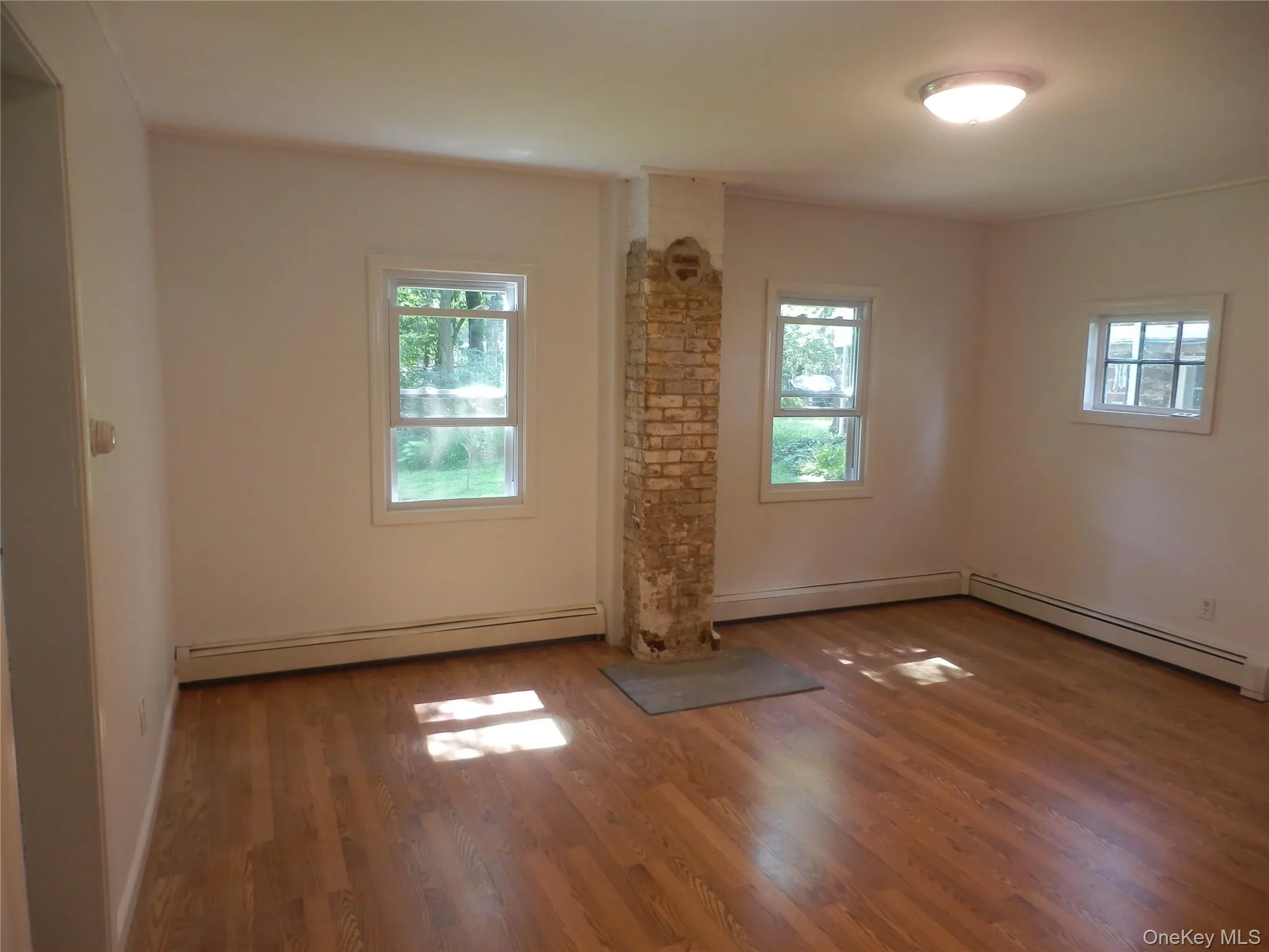 LARGE LIVING ROOM LARGE LIVING ROOM