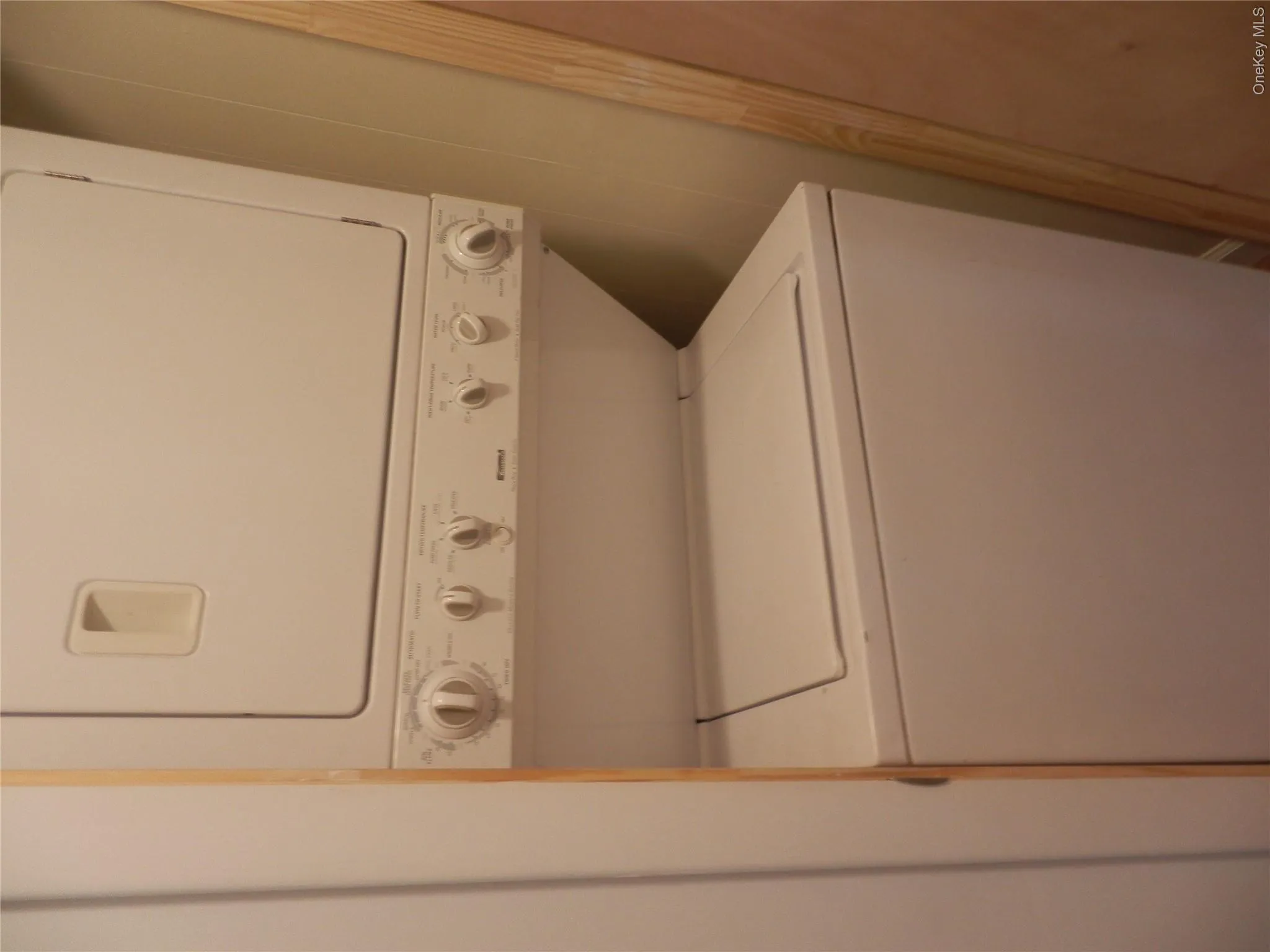 WASHER - DRYER IN SEPERATE CLOSET WASHER - DRYER IN SEPERATE CLOSET