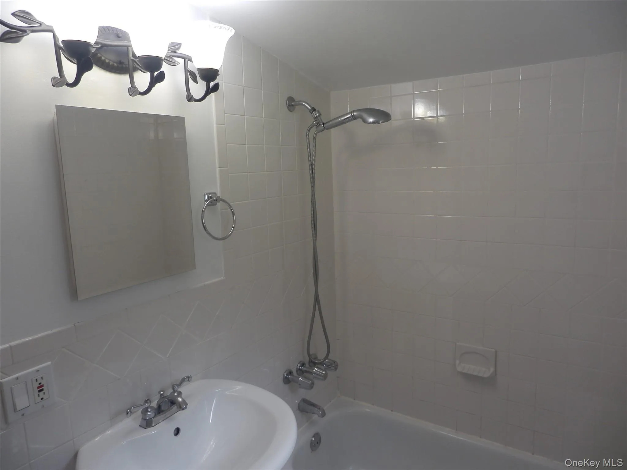 1ST FLOOR FULL BATH 1ST FLOOR FULL BATH