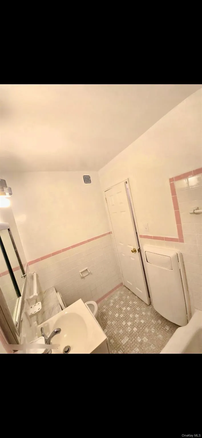143-40 41 Avenue, New York, NY, 3 Rooms Rooms,1 BathroomBathrooms,Residential,For Rent,41,0,1027287 143-40 41 Avenue, New York, NY, 3 Rooms Rooms,1 BathroomBathrooms,Residential,For Rent,41,0,1027287