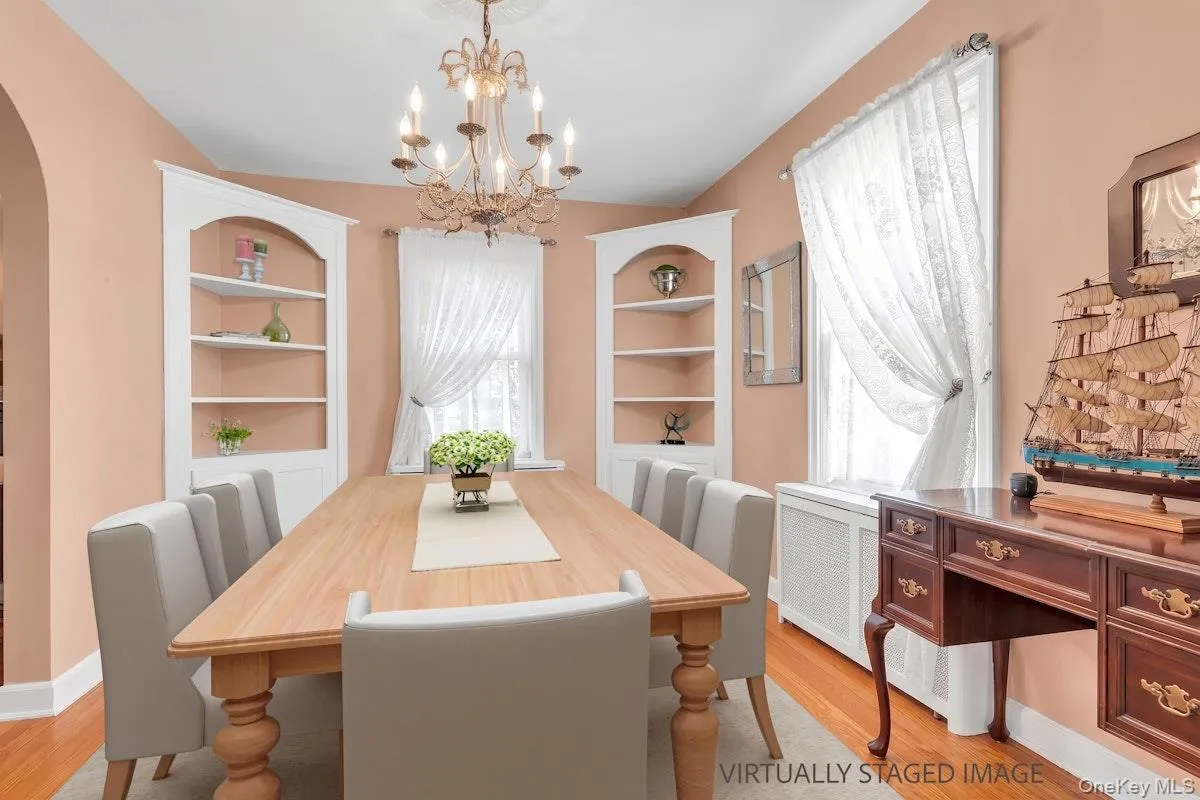 Formal Dining Room has 2 Corner Built ins Formal Dining Room has 2 Corner Built ins