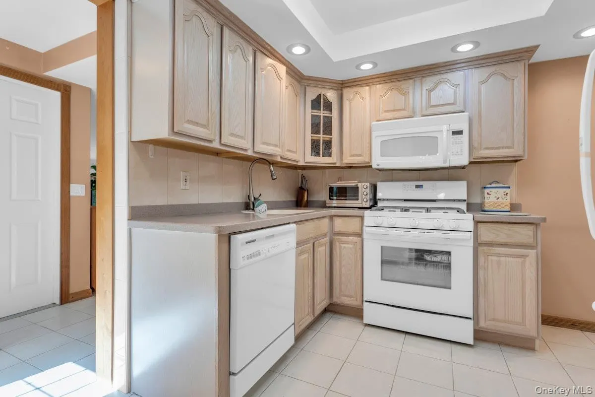 Ceramic Tiled Floor-Corian Countertop Ceramic Tiled Floor-Corian Countertop