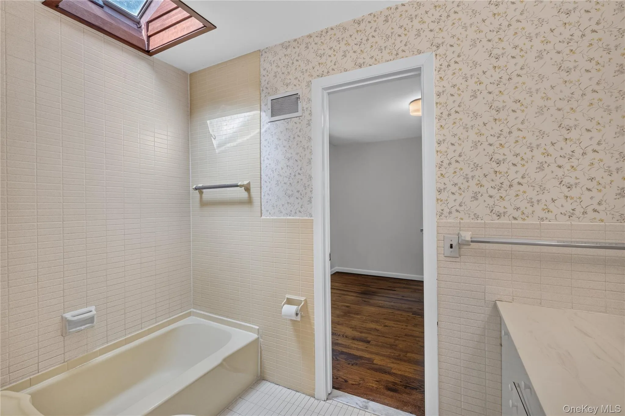 Second floor jack-and-jill full bath with tub Second floor jack-and-jill full bath with tub