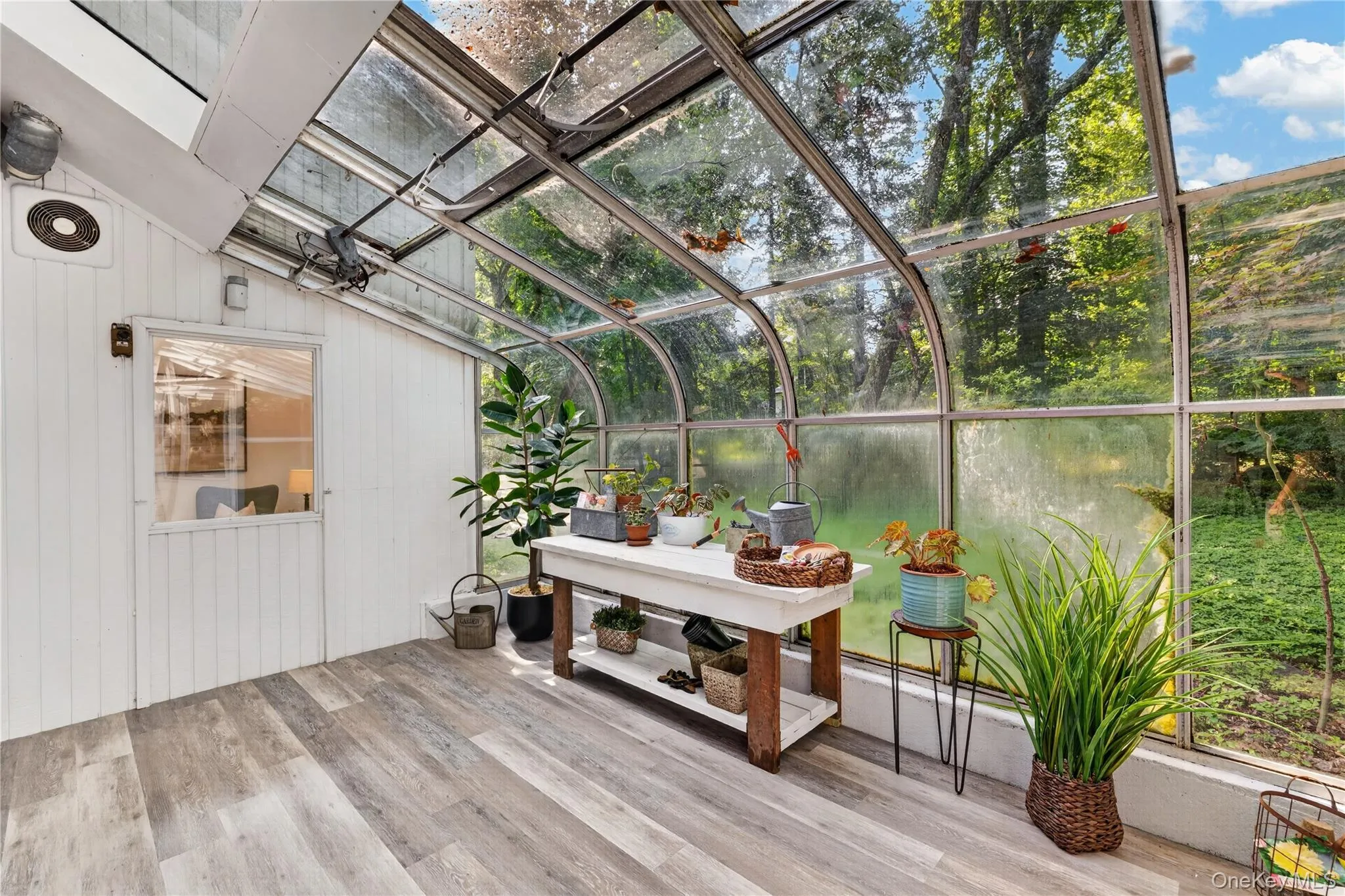 Sunny greenhouse with 2 exposures awaiting your green thumb Sunny greenhouse with 2 exposures awaiting your green thumb