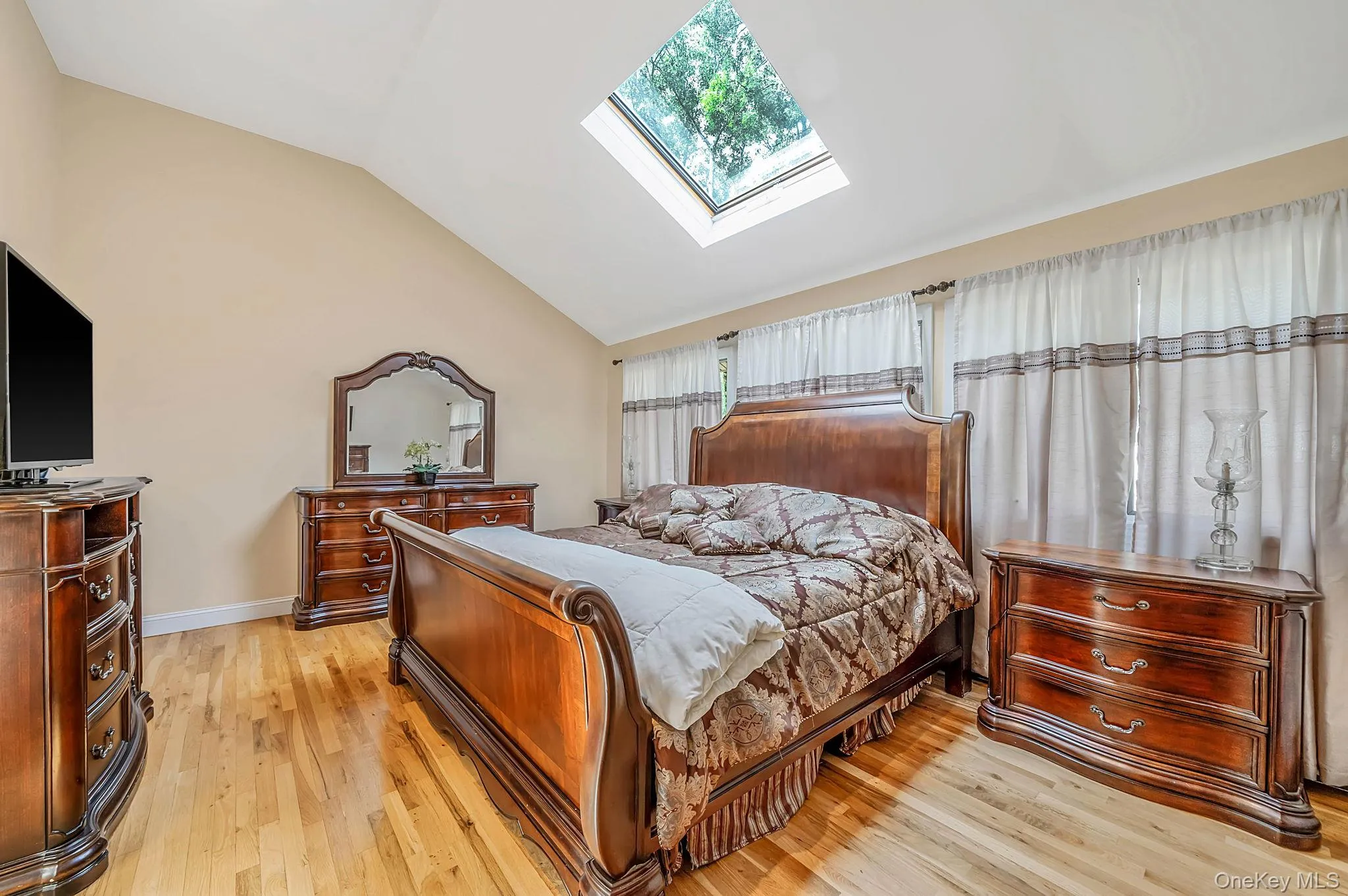Soaring ceilings, skylightds Soaring ceilings, skylightds