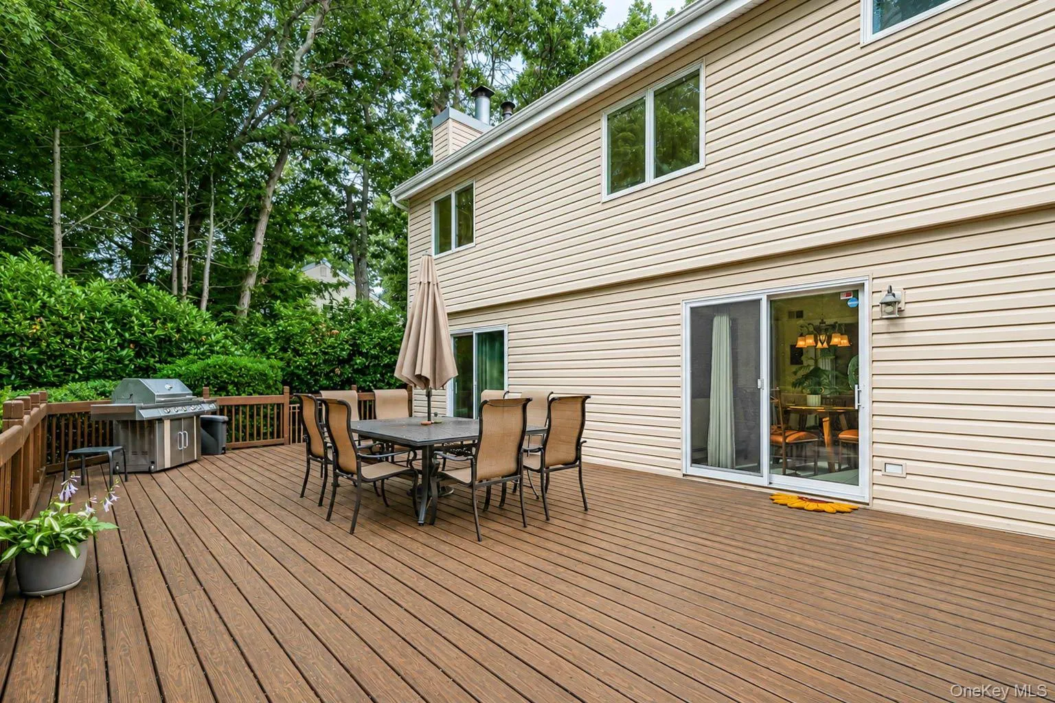 Huge deck for entertaining Huge deck for entertaining