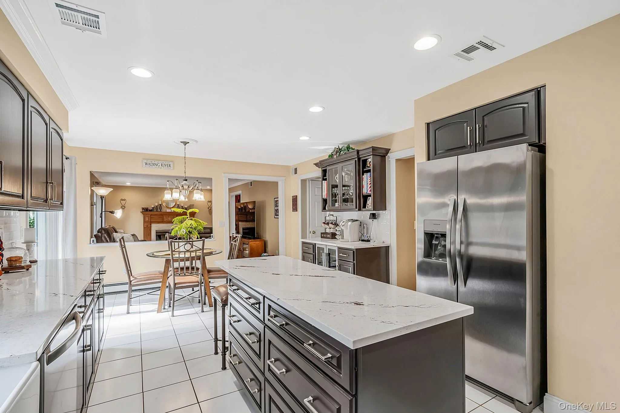Huge breakfast bar Huge breakfast bar