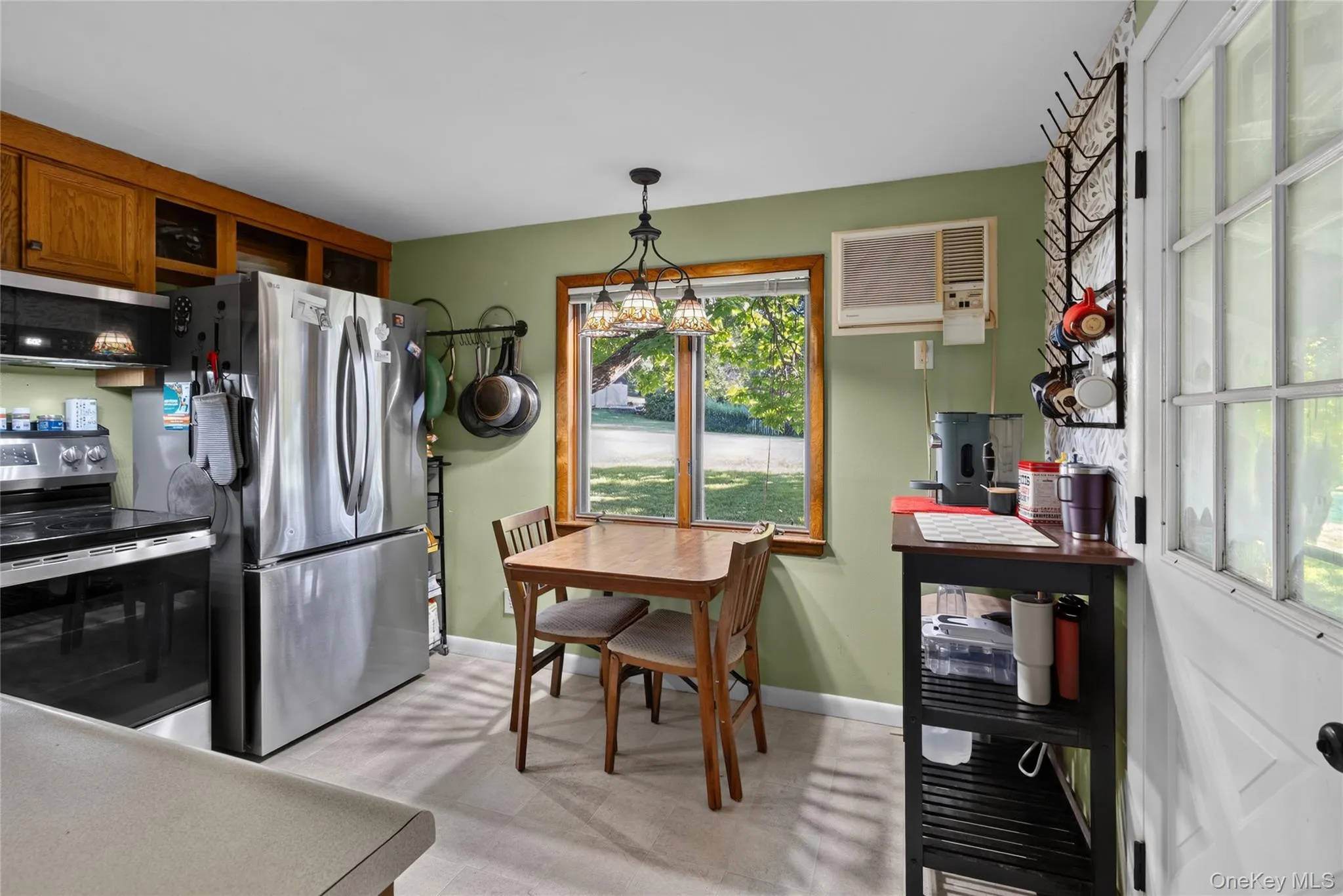 Eat-in-Kitchen Eat-in-Kitchen