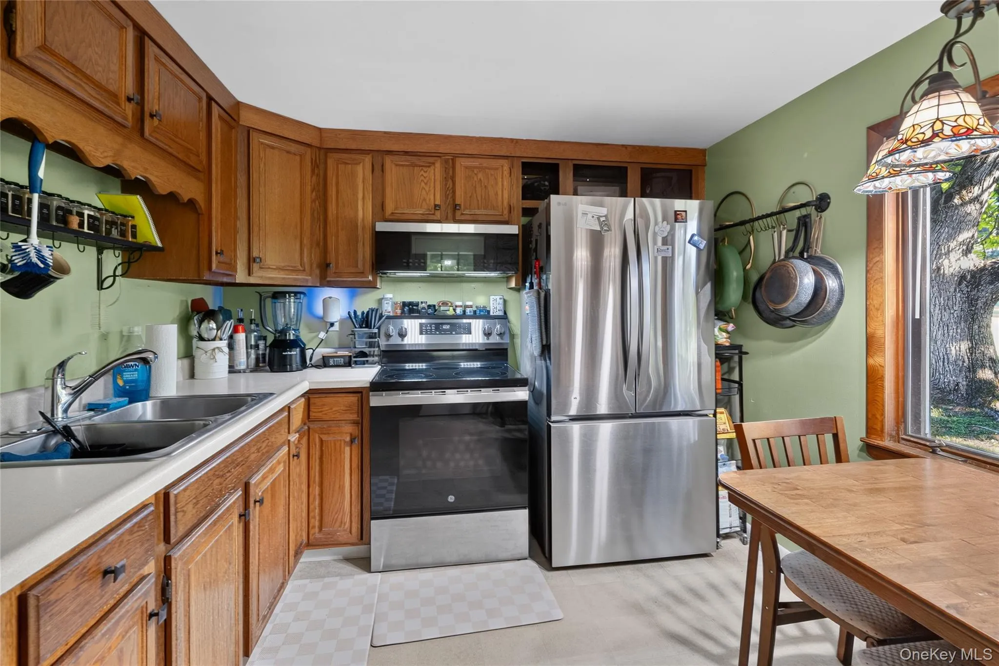 Eat-in-Kitchen Eat-in-Kitchen