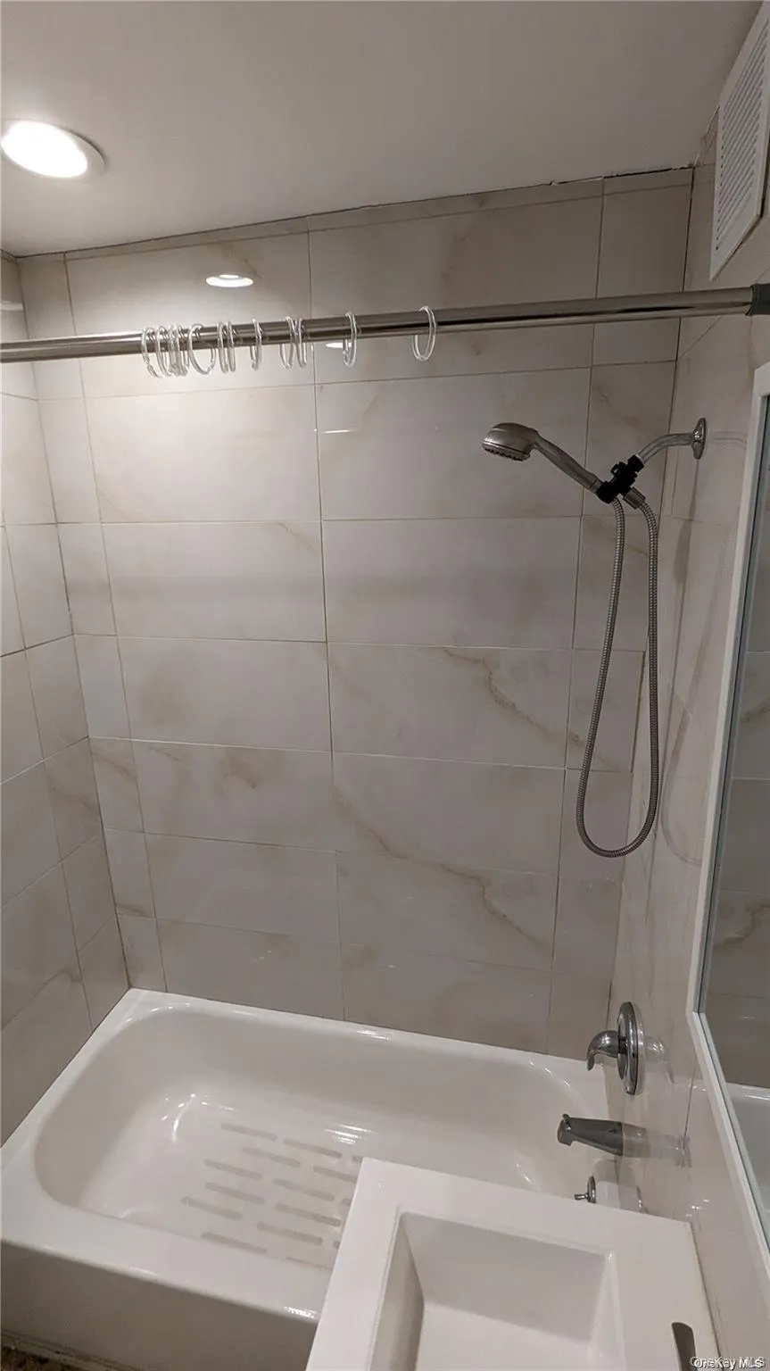1 East Broadway, Long Beach, NY, 1 Room Rooms,1 BathroomBathrooms,Residential Lease,For Rent,East Broadway,0,1027439 1 East Broadway, Long Beach, NY, 1 Room Rooms,1 BathroomBathrooms,Residential Lease,For Rent,East Broadway,0,1027439