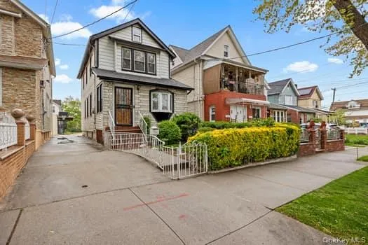 10257 189th Street, New York, NY, 4 Bedrooms Bedrooms, 6 Rooms Rooms,1 BathroomBathrooms,Residential,For Rent,189th,0,1027443 10257 189th Street, New York, NY, 4 Bedrooms Bedrooms, 6 Rooms Rooms,1 BathroomBathrooms,Residential,For Rent,189th,0,1027443