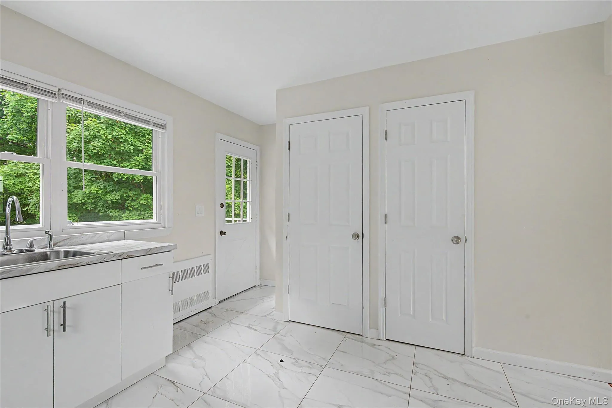 Modern kitchen with picturesque backyard views and a peaceful natural setting. Modern kitchen with picturesque backyard views and a peaceful natural setting.