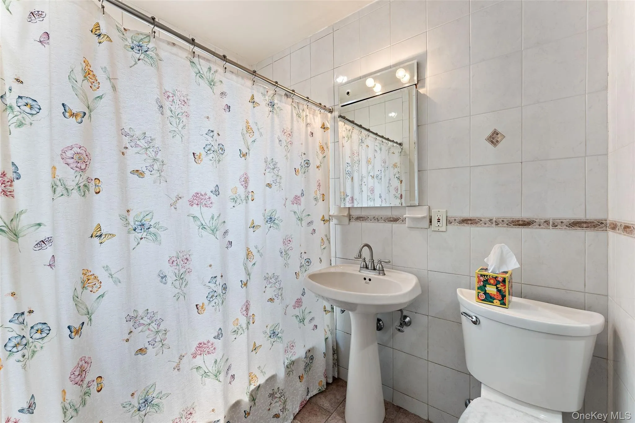Second level full bathroom. Second level full bathroom.