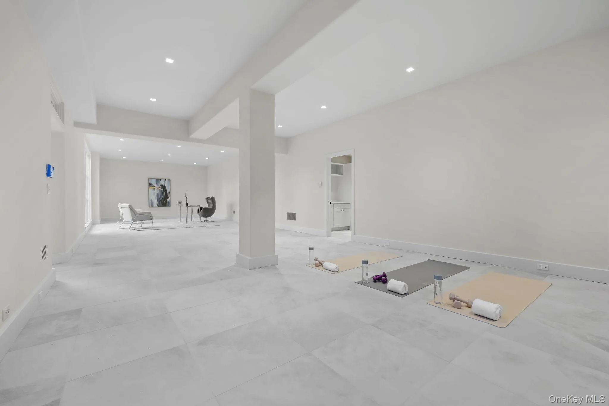 Walk out lower level with full bath and additional laundry room Walk out lower level with full bath and additional laundry room