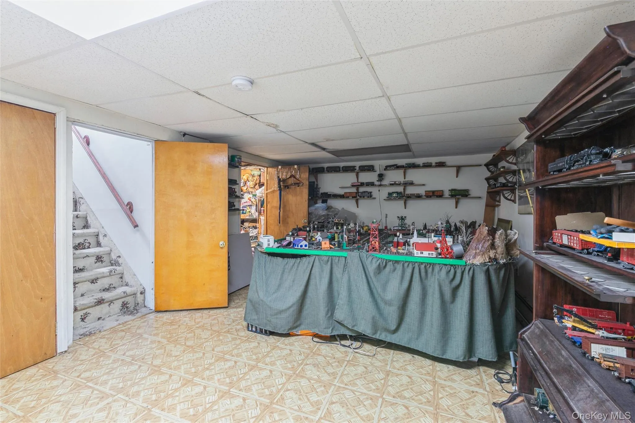 18 Linden Avenue, Smithtown, NY, 4 Bedrooms Bedrooms, 10 Rooms Rooms,3 BathroomsBathrooms,Residential,For Rent,Linden,0,1027526 18 Linden Avenue, Smithtown, NY, 4 Bedrooms Bedrooms, 10 Rooms Rooms,3 BathroomsBathrooms,Residential,For Rent,Linden,0,1027526