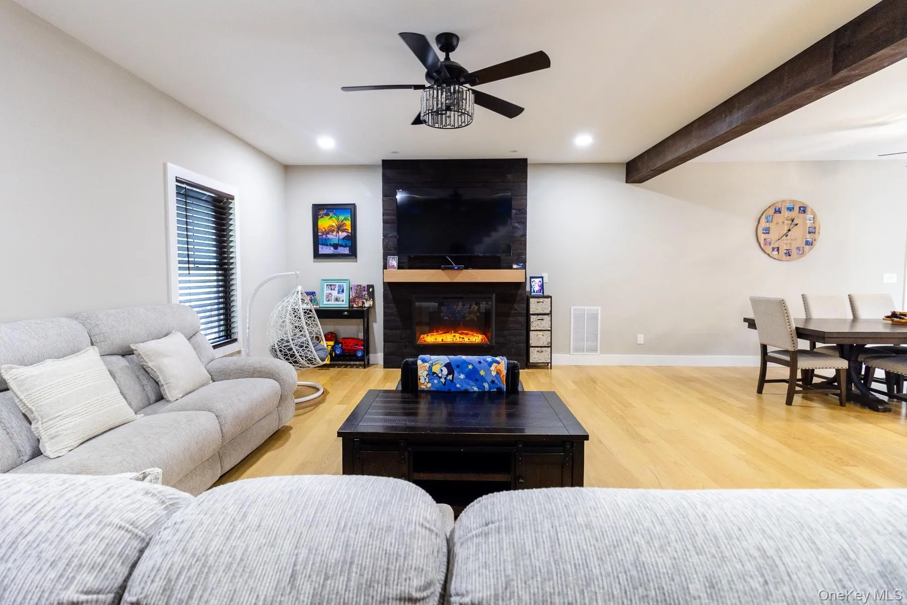 Arranged to encourage conversation and relaxation, the open layout comfortably accommodates multiple configurations without sacrificing it spacious feel. Arranged to encourage conversation and relaxation, the open layout comfortably accommodates multiple configurations without sacrificing it spacious feel.