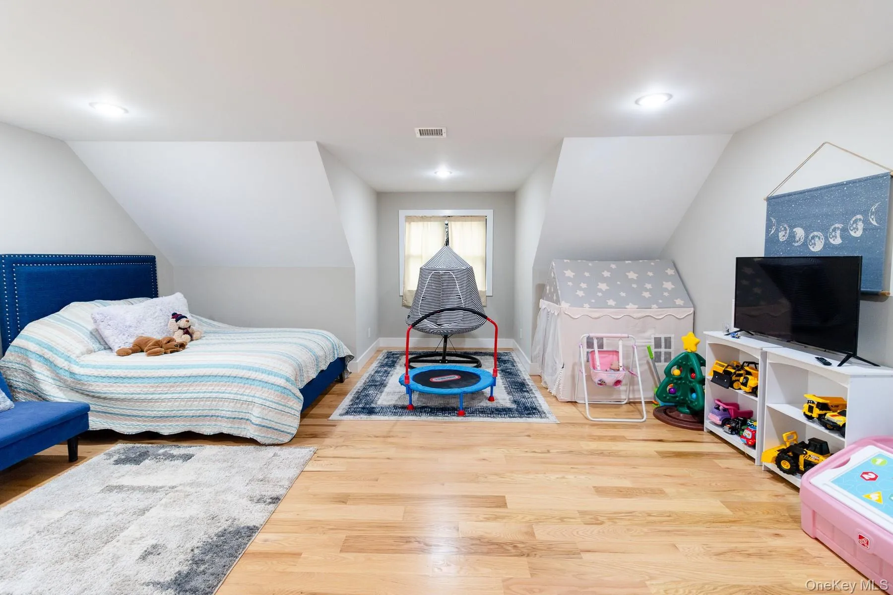 Well proportioned dimensions comfortably accommodate a variety of furnishings and configurations while maintaining an uncluttered functional layout to make your own. Well proportioned dimensions comfortably accommodate a variety of furnishings and configurations while maintaining an uncluttered functional layout to make your own.