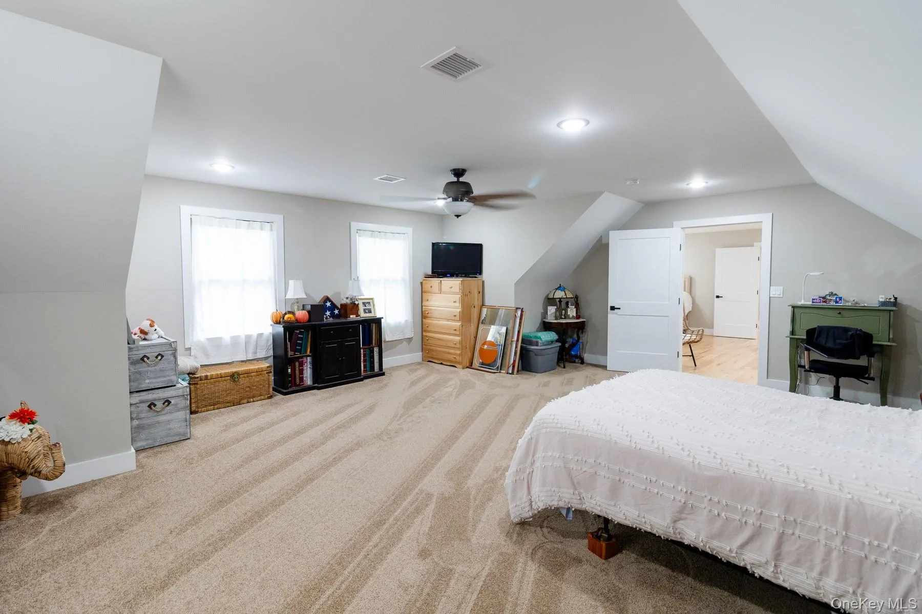 Another perspective showcases the impressive scale of this oversized bedroom, offering ample space for a sitting area, reading nook, or other personalized living arrangements. Another perspective showcases the impressive scale of this oversized bedroom, offering ample space for a sitting area, reading nook, or other personalized living arrangements.