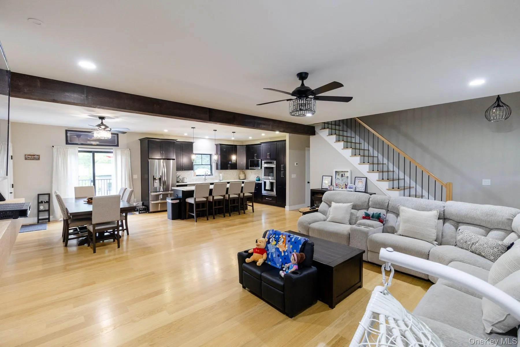 Defined by impressive ceiling head and uninterrupted floor space, the great room offers exceptional comfort with a strong sense of openness and scale. Defined by impressive ceiling head and uninterrupted floor space, the great room offers exceptional comfort with a strong sense of openness and scale.