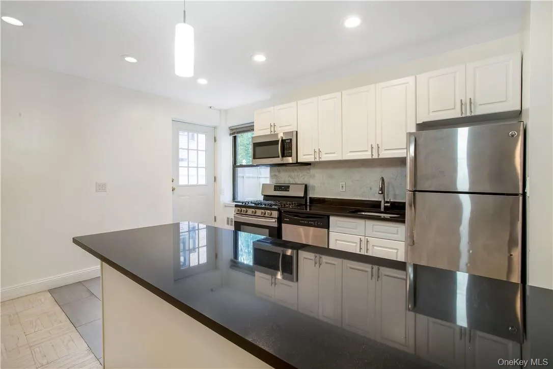 140 Hartsdale Avenue, Greenburgh, NY, 2 Bedrooms Bedrooms, 4 Rooms Rooms,1 BathroomBathrooms,Residential Lease,For Rent,Hartsdale,0,1027605 140 Hartsdale Avenue, Greenburgh, NY, 2 Bedrooms Bedrooms, 4 Rooms Rooms,1 BathroomBathrooms,Residential Lease,For Rent,Hartsdale,0,1027605