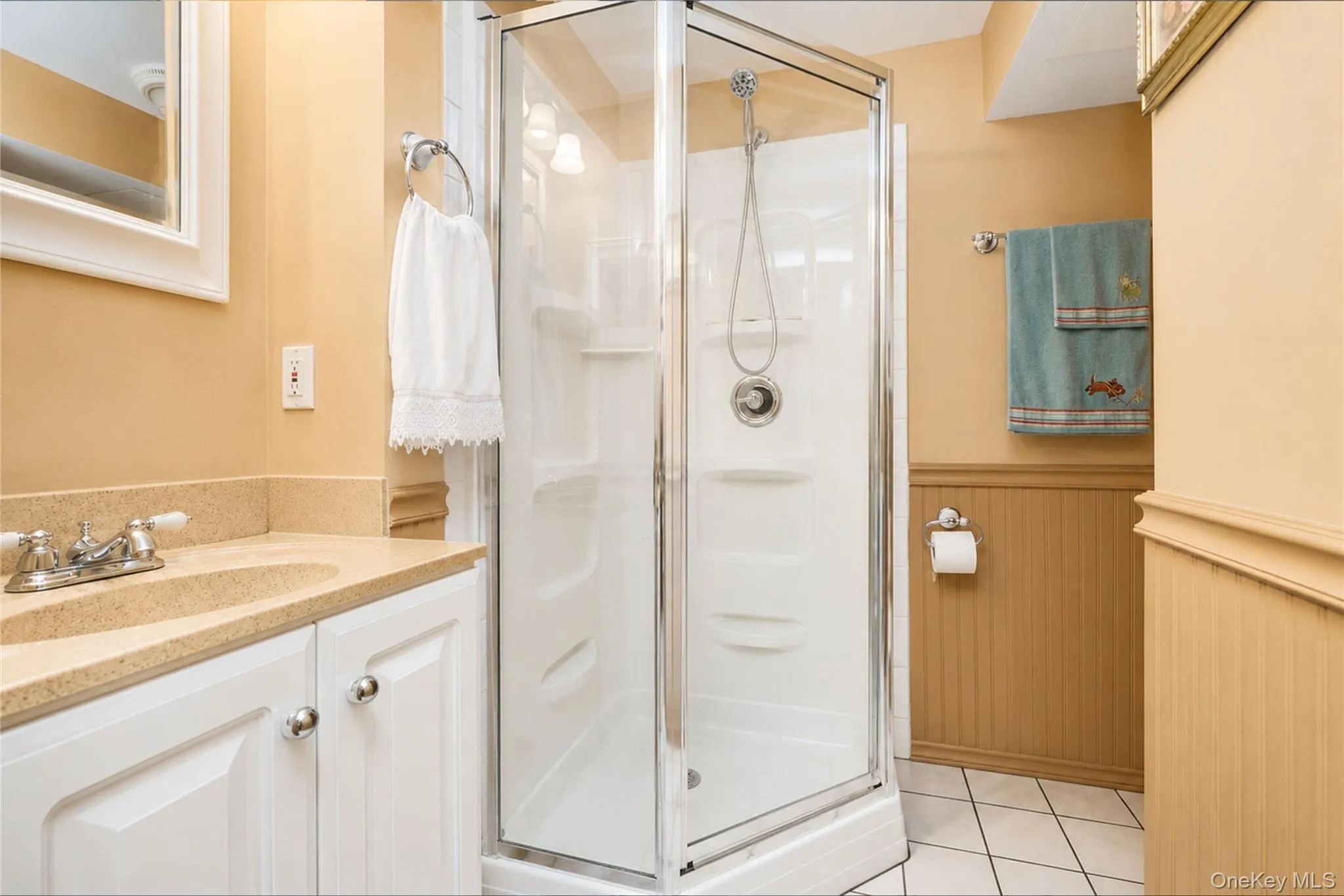 Corner shower enclosure with clear glass panels Corner shower enclosure with clear glass panels
