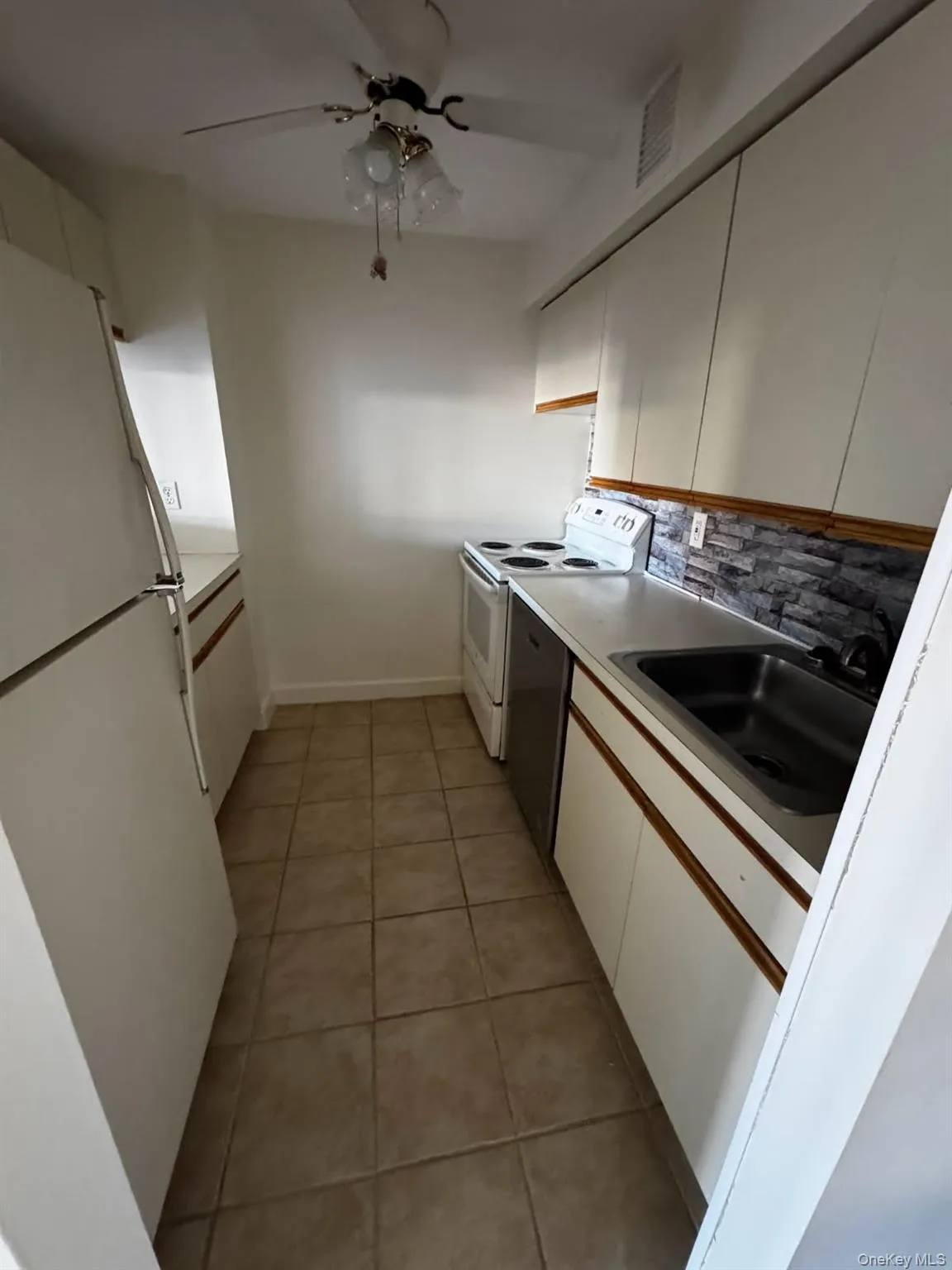 235 W Park Avenue, Long Beach, NY, 1 Bedroom Bedrooms, 4 Rooms Rooms,1 BathroomBathrooms,Residential Lease,For Rent,W Park,0,1027646 235 W Park Avenue, Long Beach, NY, 1 Bedroom Bedrooms, 4 Rooms Rooms,1 BathroomBathrooms,Residential Lease,For Rent,W Park,0,1027646