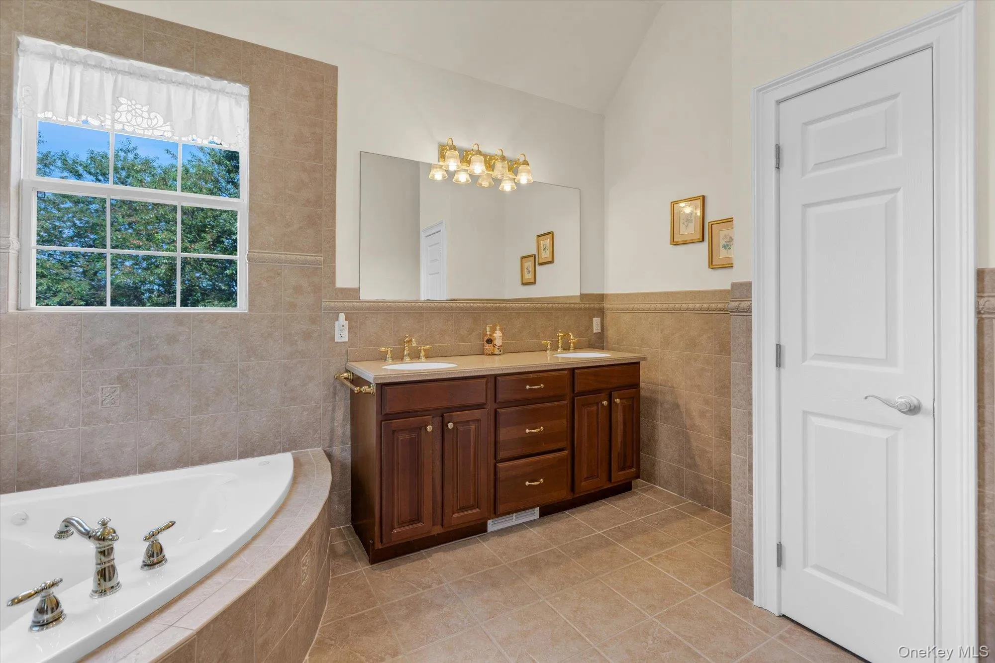 Corner soaking tub with deck-mounted fixtures Corner soaking tub with deck-mounted fixtures