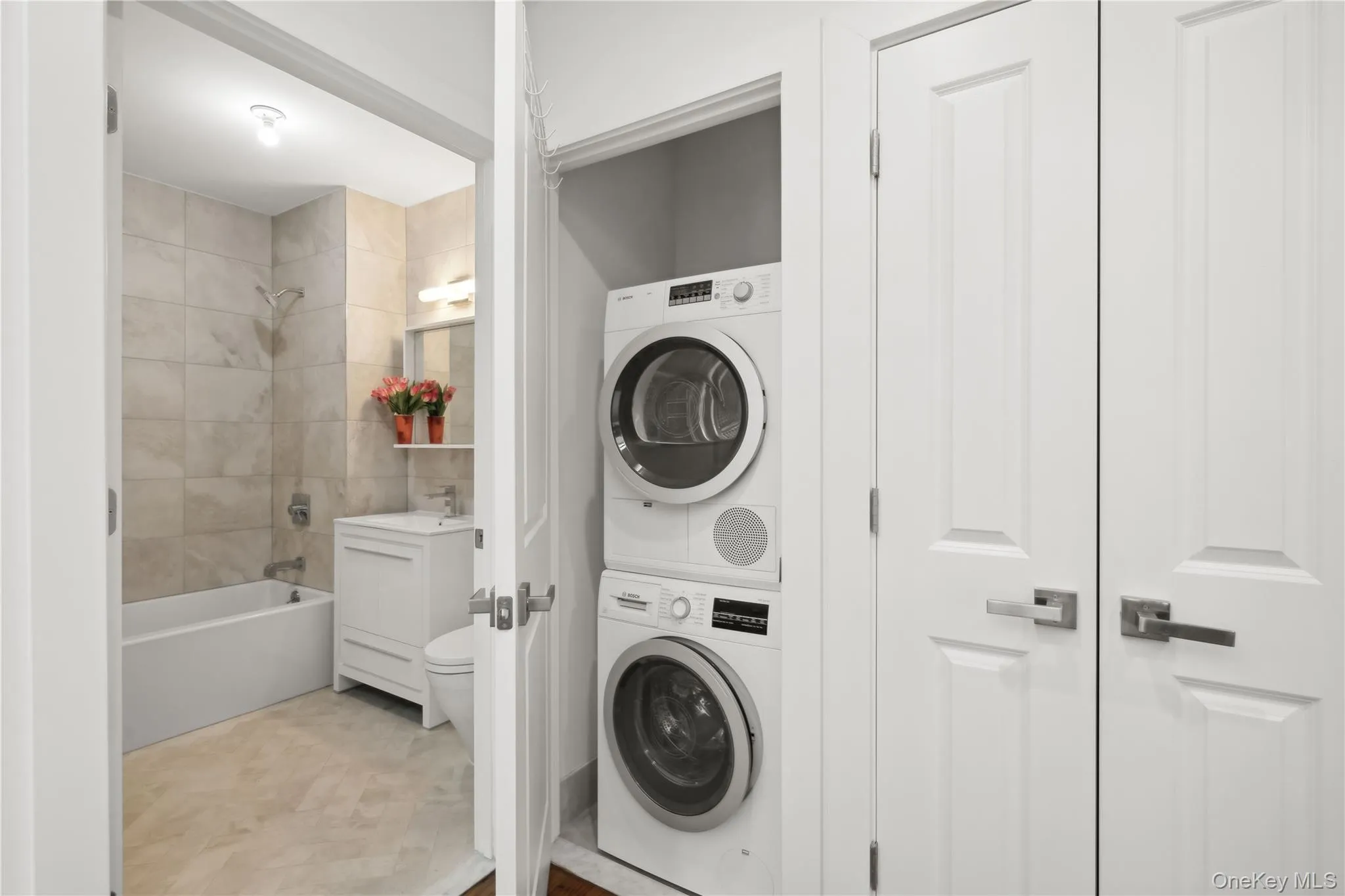 Convenient! WASHER and DRYER in UNIT! Convenient! WASHER and DRYER in UNIT!