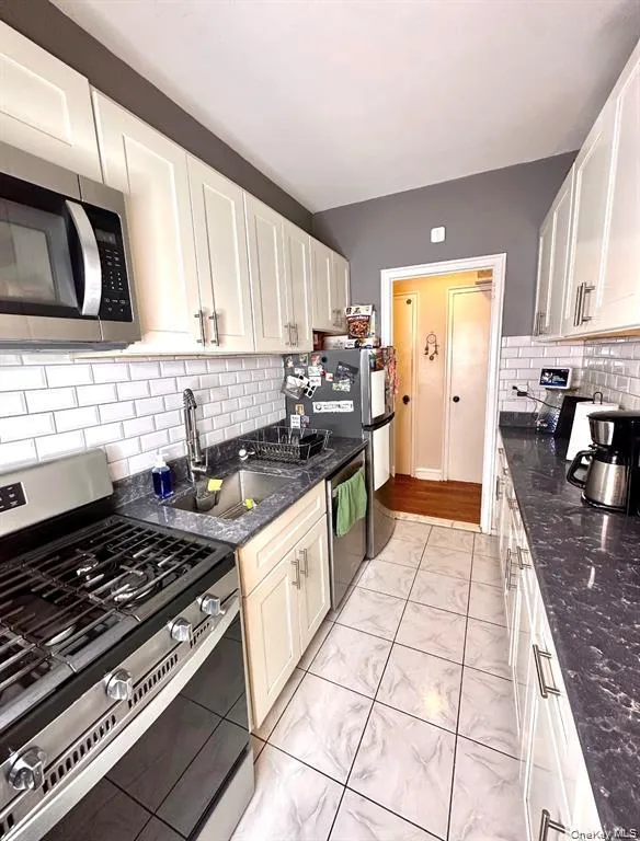 190 Mosholu Parkway, New York, NY, 3 Bedrooms Bedrooms, 5 Rooms Rooms,2 BathroomsBathrooms,Residential,For Rent,Mosholu,0,1027673 190 Mosholu Parkway, New York, NY, 3 Bedrooms Bedrooms, 5 Rooms Rooms,2 BathroomsBathrooms,Residential,For Rent,Mosholu,0,1027673