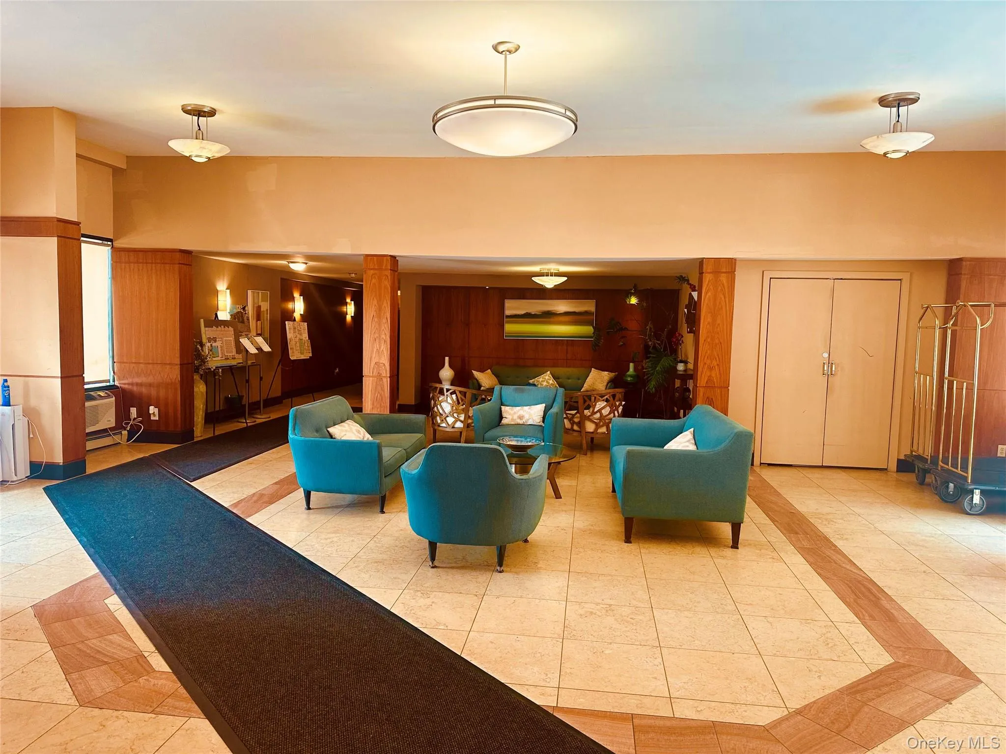 Spacious and bright lobby Spacious and bright lobby