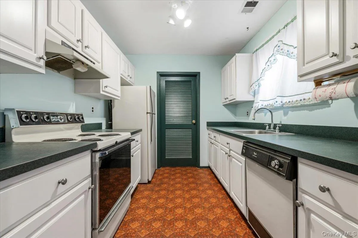 221 Springmeadow Drive, Islip, NY, 2 Bedrooms Bedrooms, 5 Rooms Rooms,1 BathroomBathrooms,Residential,For Rent,Springmeadow,0,1027712 221 Springmeadow Drive, Islip, NY, 2 Bedrooms Bedrooms, 5 Rooms Rooms,1 BathroomBathrooms,Residential,For Rent,Springmeadow,0,1027712