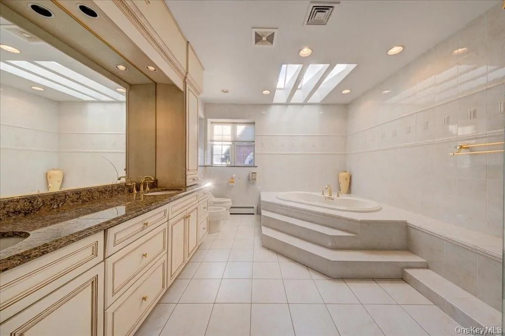 MBR Bath w 10 jet Jacuzzi MBR Bath w 10 jet Jacuzzi