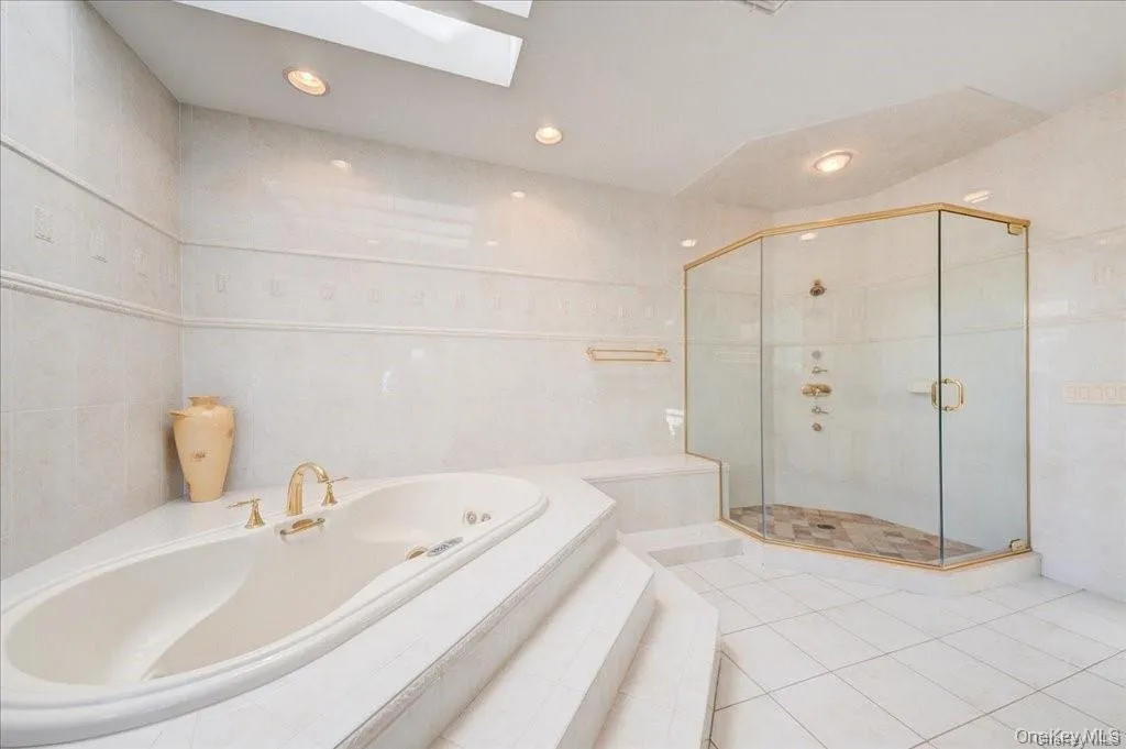 MBR Bath w 10 jet Jacuzzi & Steam Spt Shower MBR Bath w 10 jet Jacuzzi & Steam Spt Shower