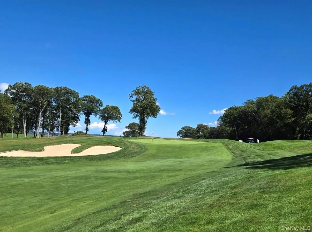 Minutes away from Nissequogue Golf Course Minutes away from Nissequogue Golf Course