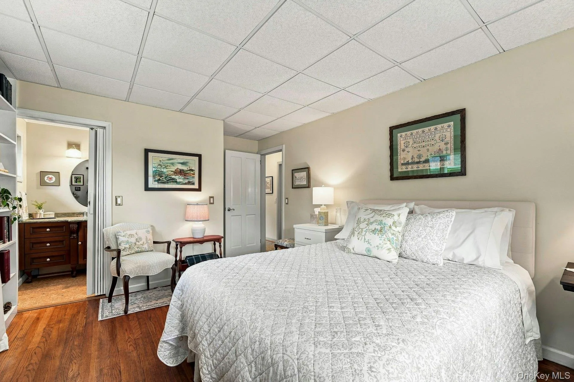 Hardwood flooring with guest bath behind wood accordian door. Perfect guest suite! Hardwood flooring with guest bath behind wood accordian door. Perfect guest suite!