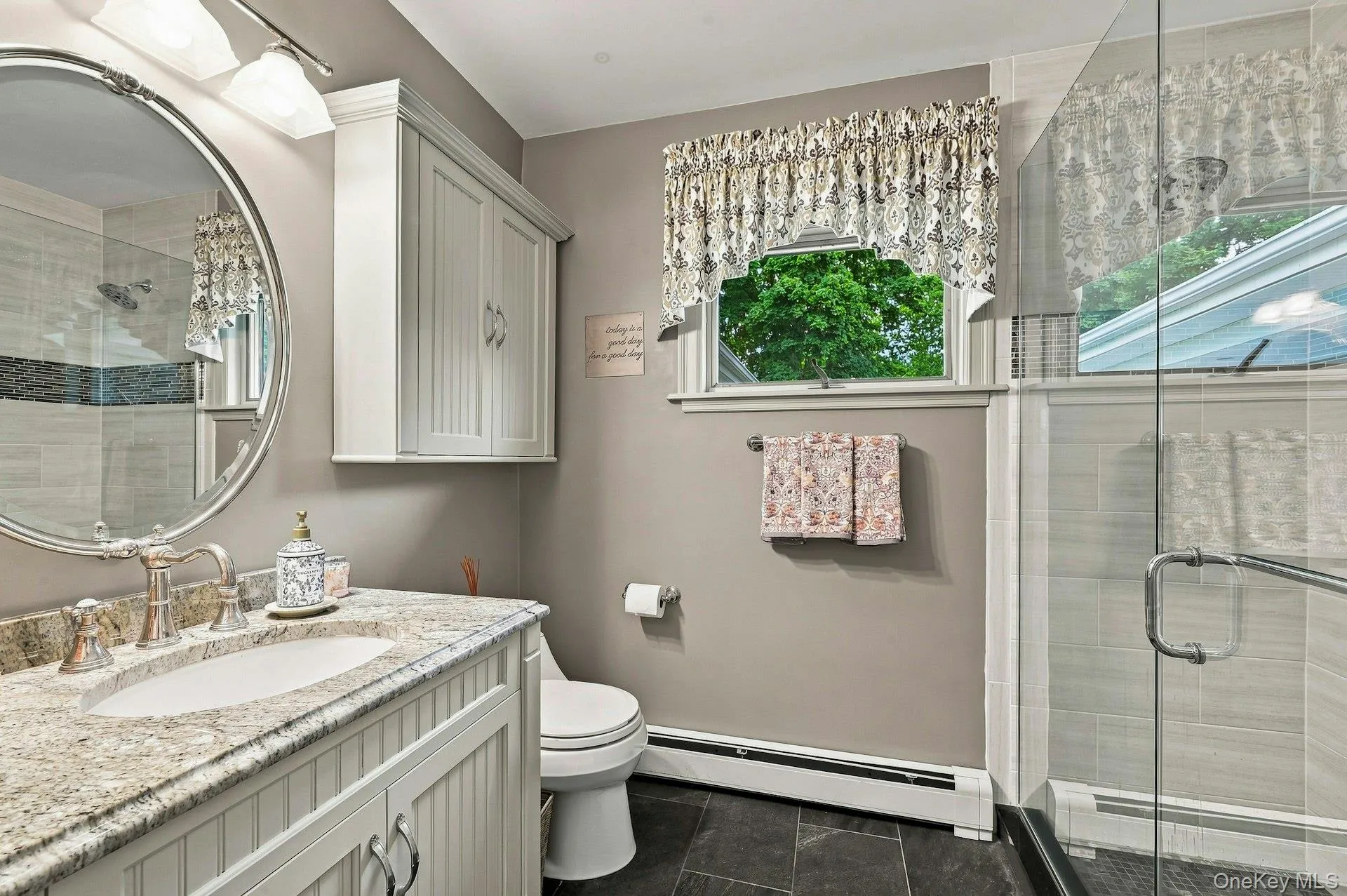 Full bathroom off of bedroom, a perfect guest suite! Full bathroom off of bedroom, a perfect guest suite!