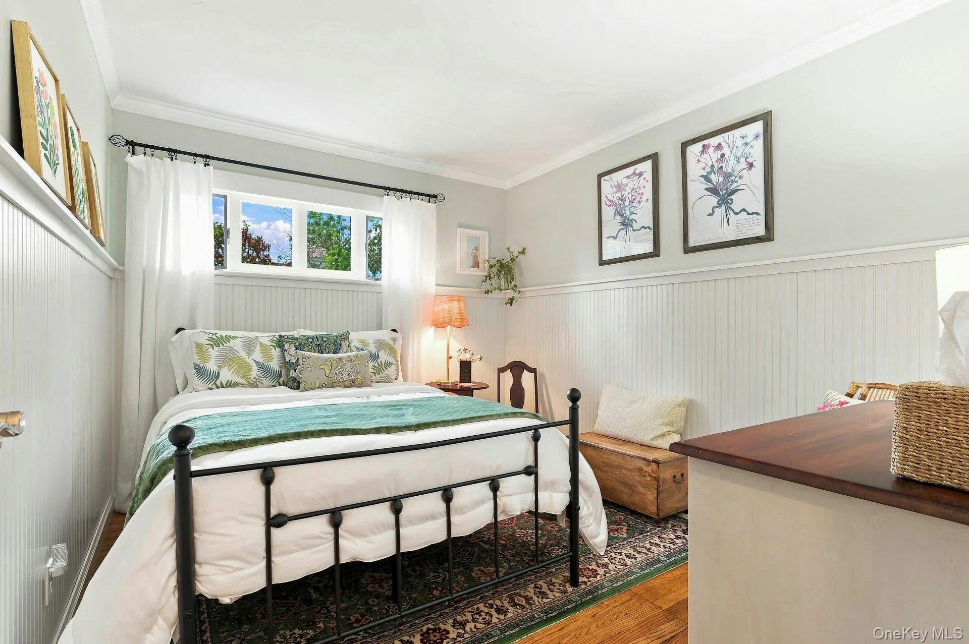 Third bedroom on first floor, hardwood flooring Third bedroom on first floor, hardwood flooring