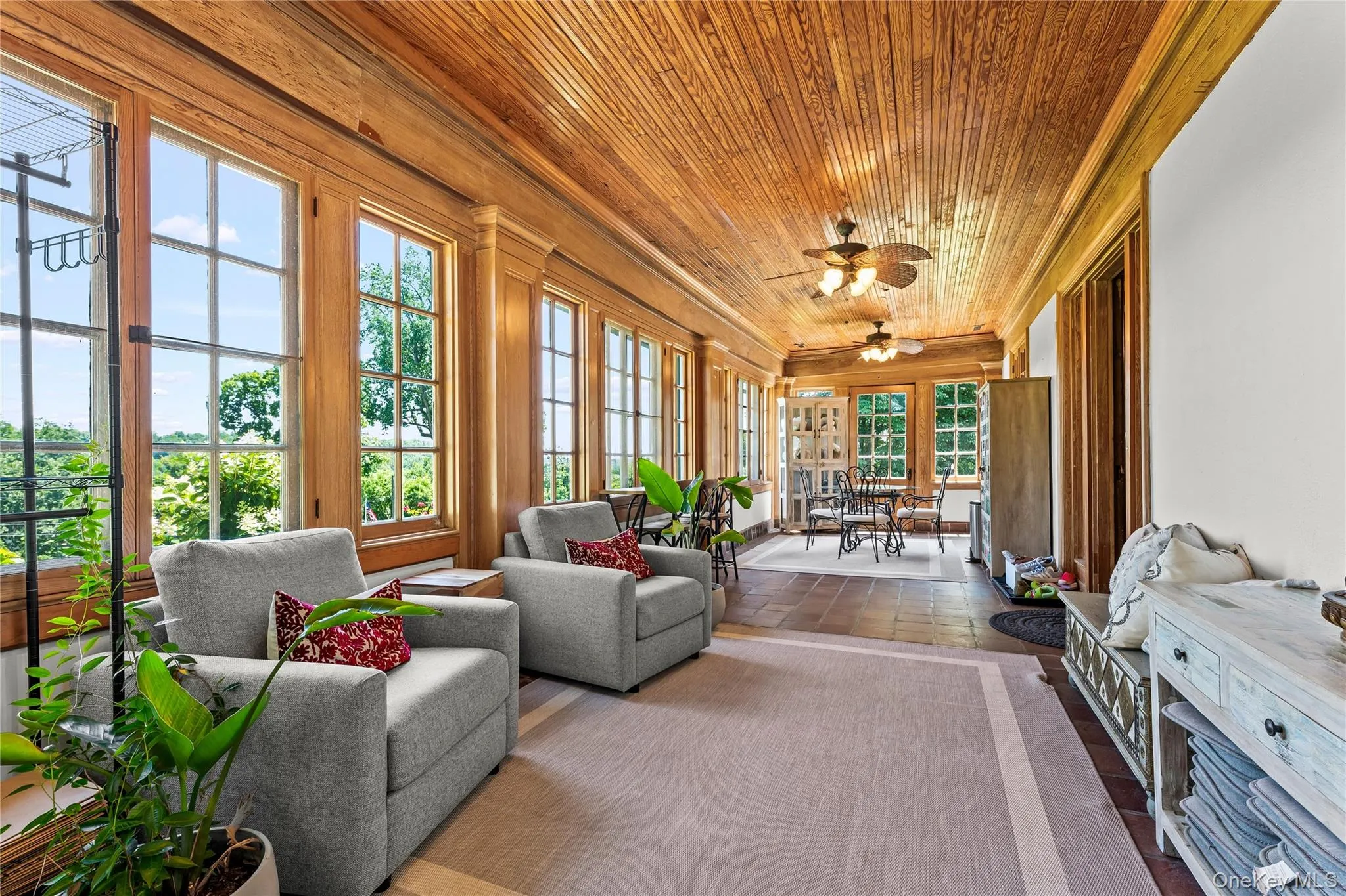 A bright sunlit entry foyer with panoramic windows makes for a gracious welcome A bright sunlit entry foyer with panoramic windows makes for a gracious welcome