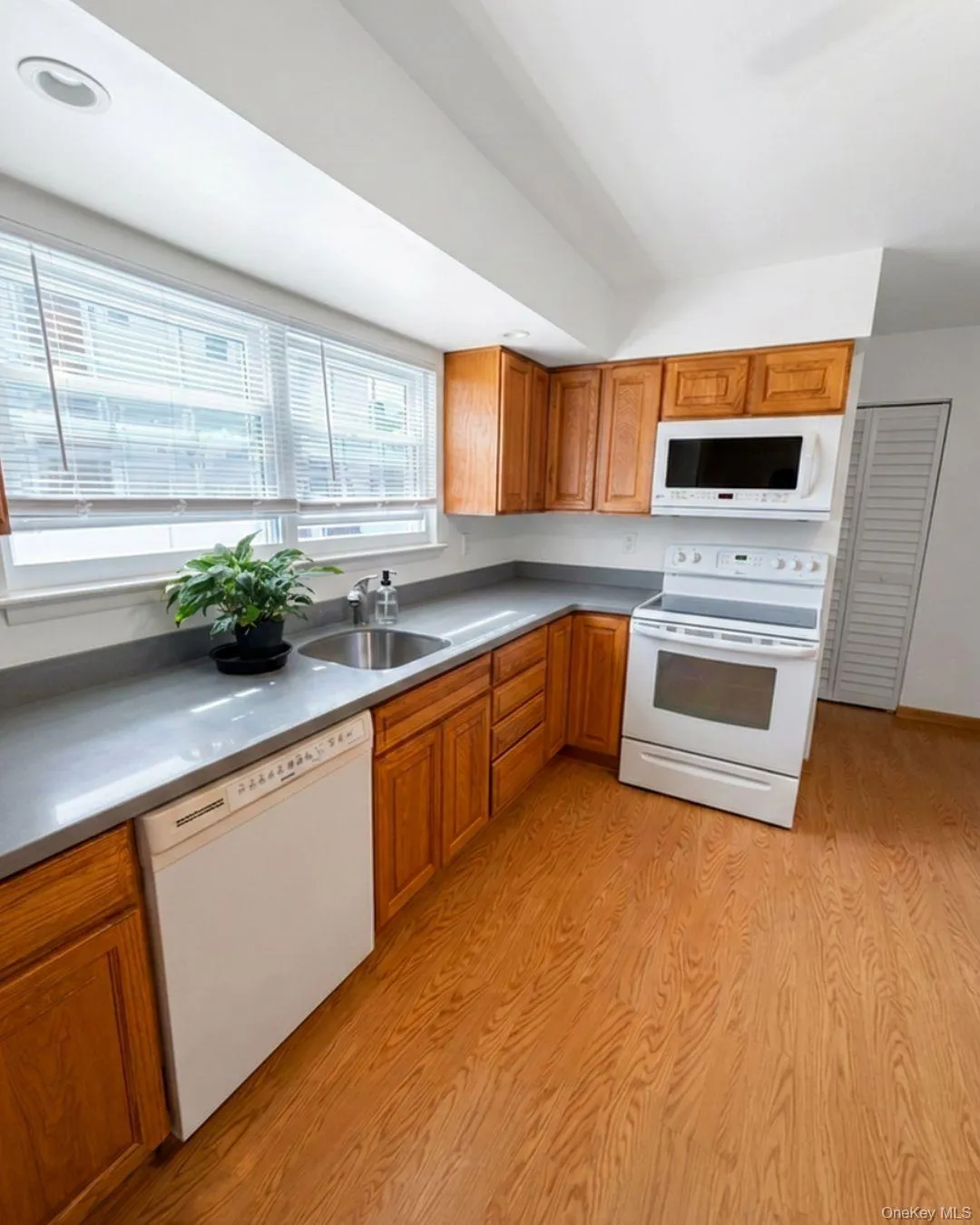 99 Washington Street, Islip, NY, 2 Bedrooms Bedrooms, 4 Rooms Rooms,1 BathroomBathrooms,Residential Lease,For Rent,Washington,0,1027776 99 Washington Street, Islip, NY, 2 Bedrooms Bedrooms, 4 Rooms Rooms,1 BathroomBathrooms,Residential Lease,For Rent,Washington,0,1027776