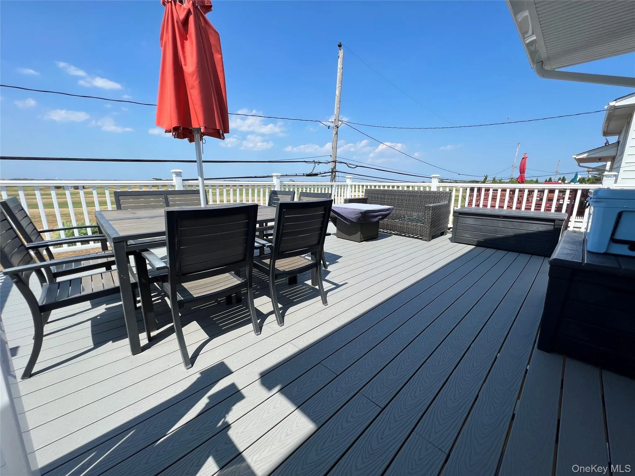 Expansive 2nd floor deck, enjoy sweeping views overlooking a golf course Expansive 2nd floor deck, enjoy sweeping views overlooking a golf course