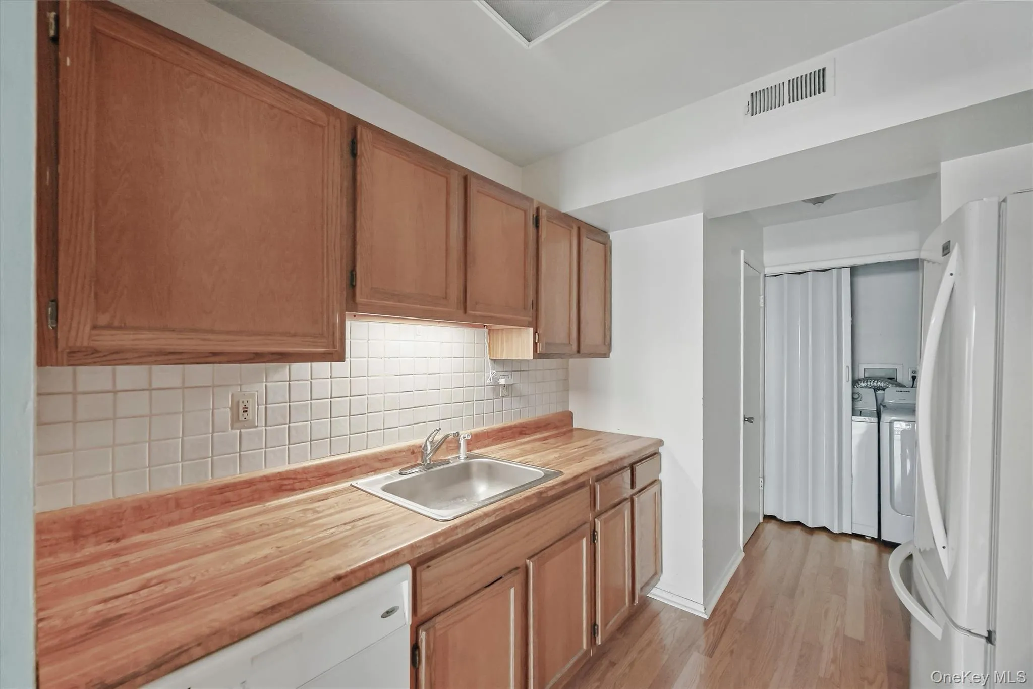 There is a tile backsplash and ample size counter space. There is a tile backsplash and ample size counter space.