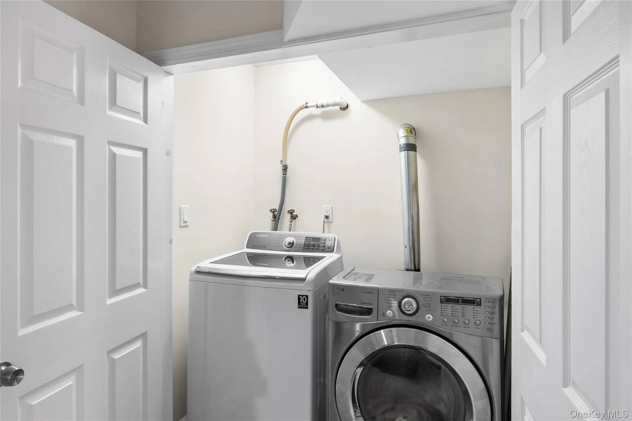 27 Glen Drive, Brookhaven, NY, 2 Bedrooms Bedrooms, 5 Rooms Rooms,1 BathroomBathrooms,Residential,For Rent,Glen,0,1027840 27 Glen Drive, Brookhaven, NY, 2 Bedrooms Bedrooms, 5 Rooms Rooms,1 BathroomBathrooms,Residential,For Rent,Glen,0,1027840