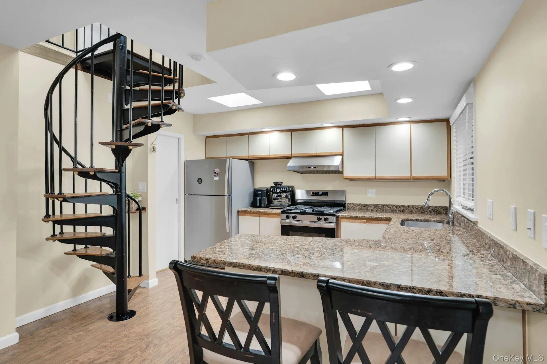 Breakfast bar and granite counters. Breakfast bar and granite counters.
