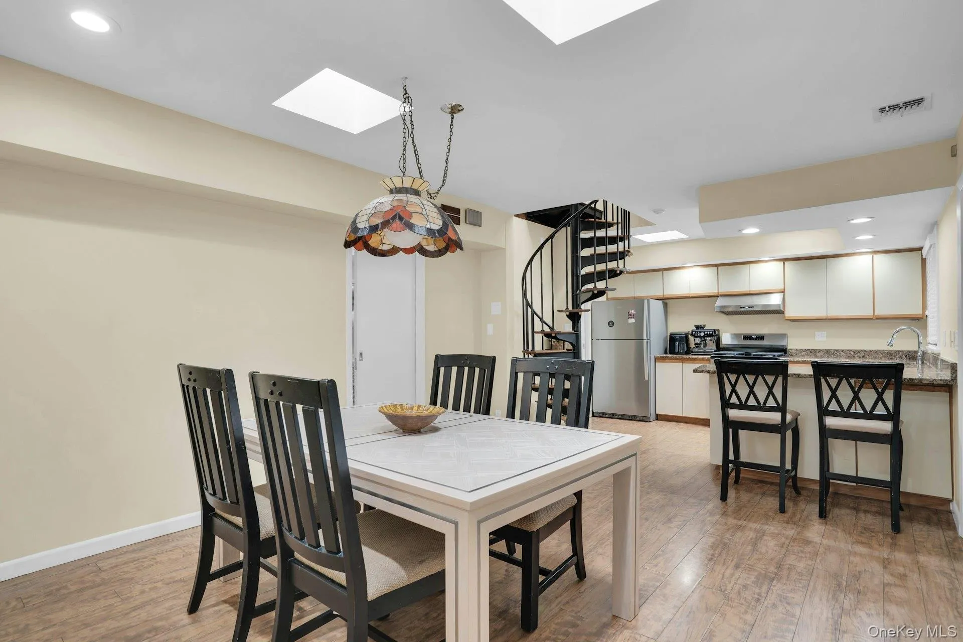 Nice dining area. Nice dining area.