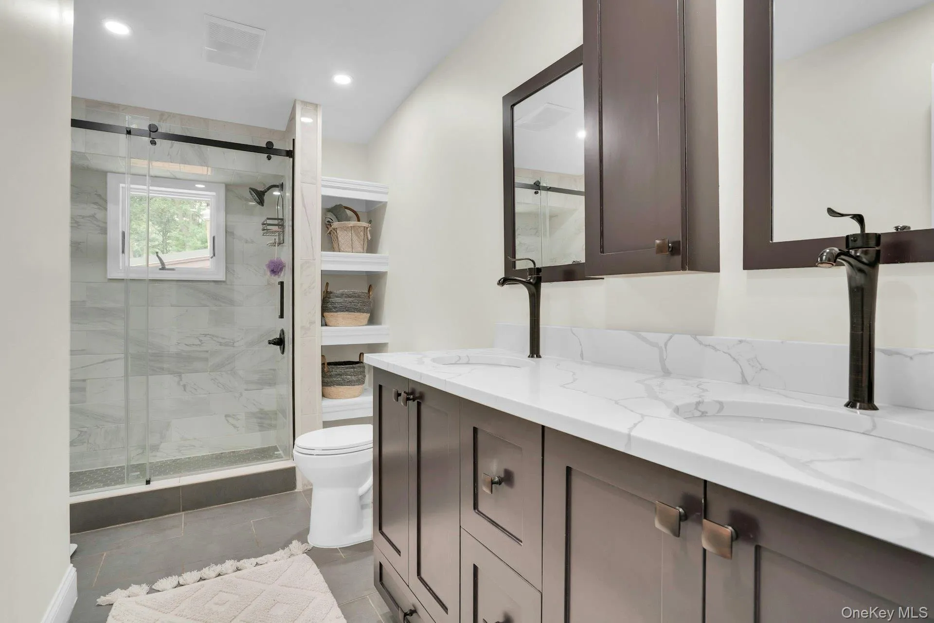 Double vanity. Double vanity.