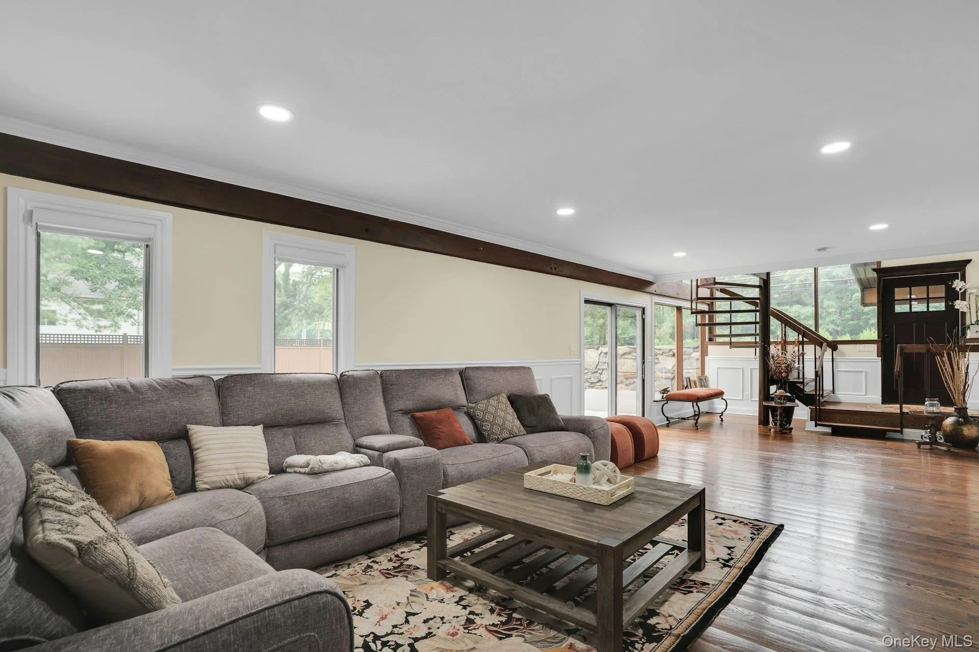 Large living and dining room. Large living and dining room.