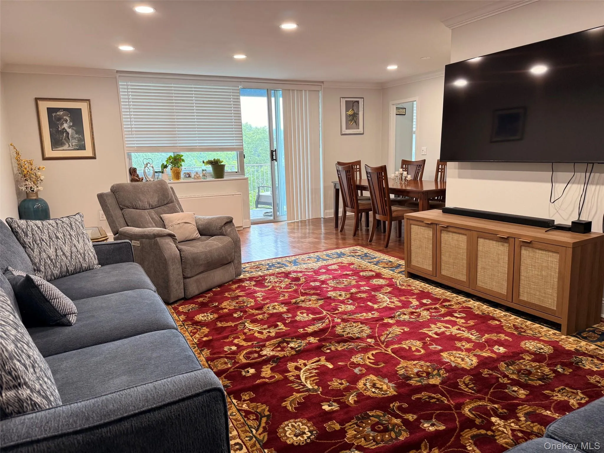 Beautifully sized with new window blinds and entrance to balcony Beautifully sized with new window blinds and entrance to balcony